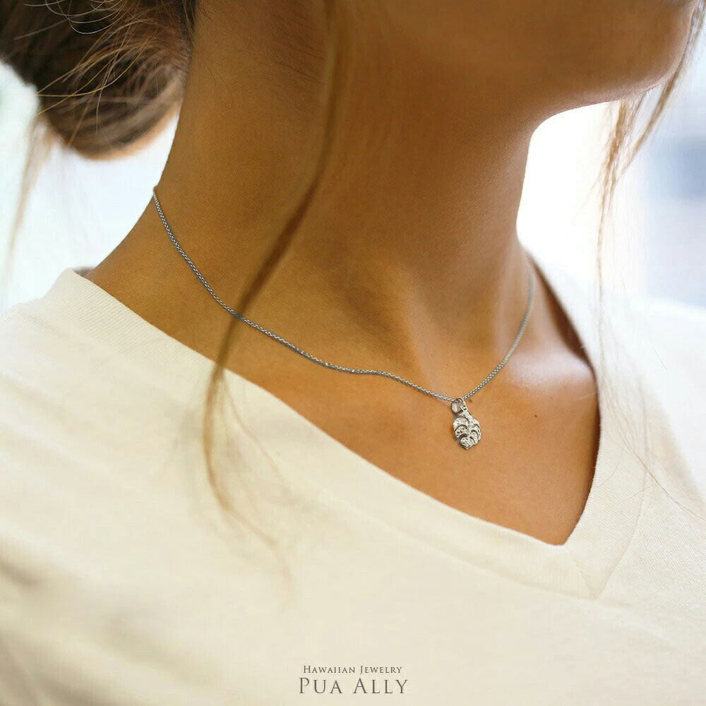 Pt900 ハワイアン モンステラ ペンダントトップ S女性着用画像/ハワイアンジュエリーブランドPUAALLY(プアアリ)
