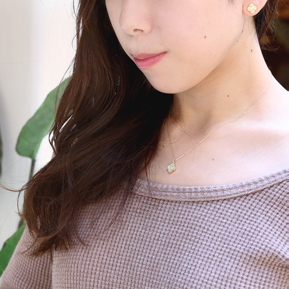 ハワイアン ラッキーフォーリーフ クローバー ペンダントトップ女性着用画像1/ハワイアンジュエリーブランドPUAALLY(プアアリ)