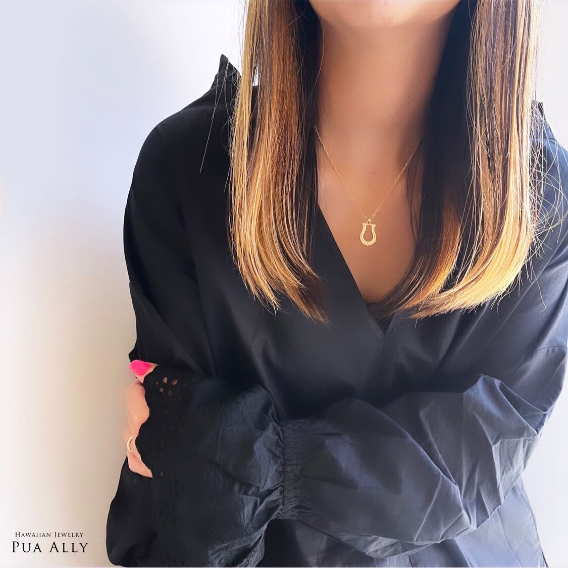 ハワイアン ホースシュー(馬蹄) ペンダントトップ M女性着用画像/ハワイアンジュエリーブランドPUAALLY(プアアリ)