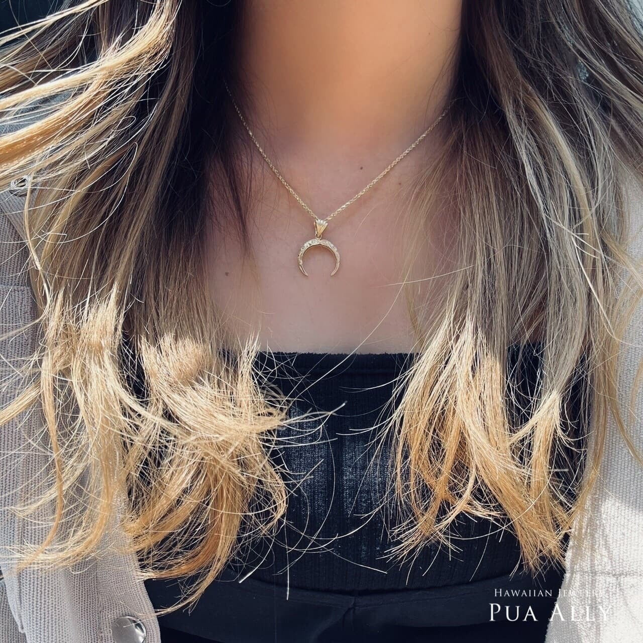 ハワイアン Naja(ナジャ) ペンダントトップ女性着用画像1/ハワイアンジュエリーブランドPUAALLY(プアアリ)