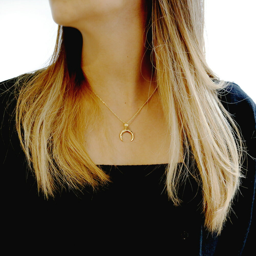 ハワイアン Naja(ナジャ) ペンダントトップ女性着用画像2/ハワイアンジュエリーブランドPUAALLY(プアアリ)