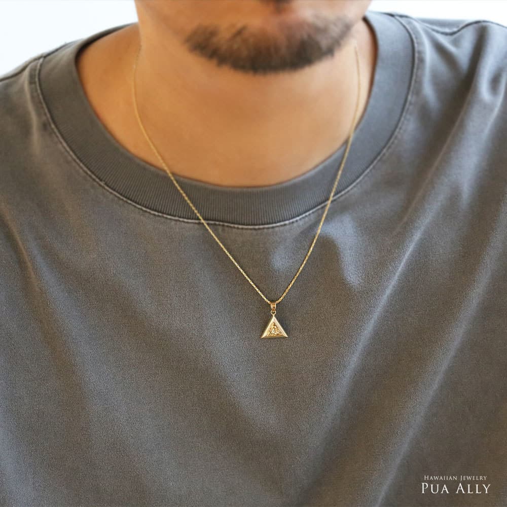 ハワイアン セイル ペンダントトップ男性着用画像1/ハワイアンジュエリーブランドPUAALLY(プアアリ)