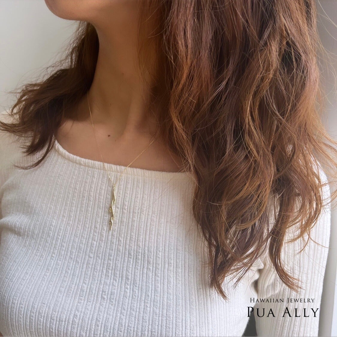 ハワイアン ラグーンサンゴ ペンダントトップ女性着用画像1/ハワイアンジュエリーブランドPUAALLY(プアアリ)