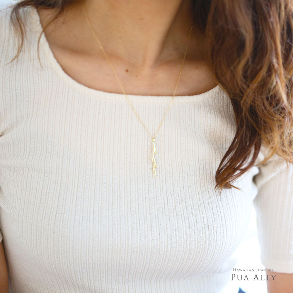 ハワイアン ラグーンサンゴ ペンダントトップ女性着用画像2/ハワイアンジュエリーブランドPUAALLY(プアアリ)