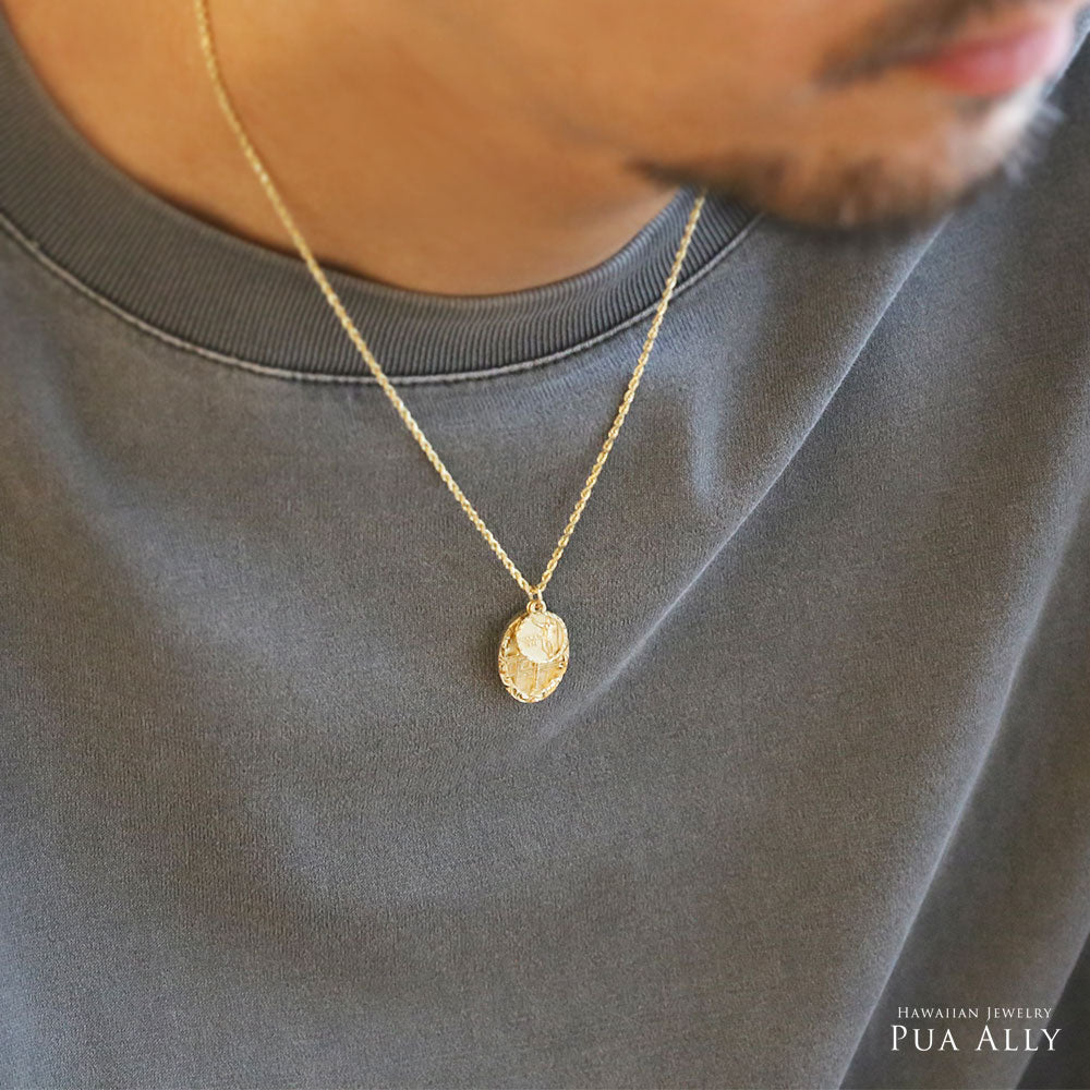 ロイヤルハワイアン ヘリテージ ペンダントトップ男性着用画像2/ハワイアンジュエリーブランドPUAALLY(プアアリ)