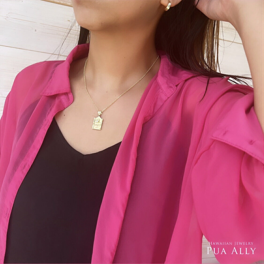 ハワイアン St.アンドリュースチャーチ ペンダントトップ女性着用画像/ハワイアンジュエリーブランドPUAALLY(プアアリ)