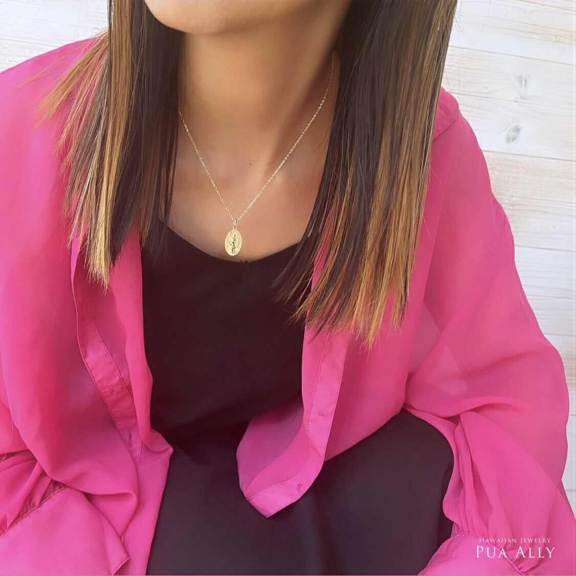 ハワイアン マウナストロンガーペレ ペンダントトップ女性着用画像/ハワイアンジュエリーブランドPUAALLY(プアアリ)