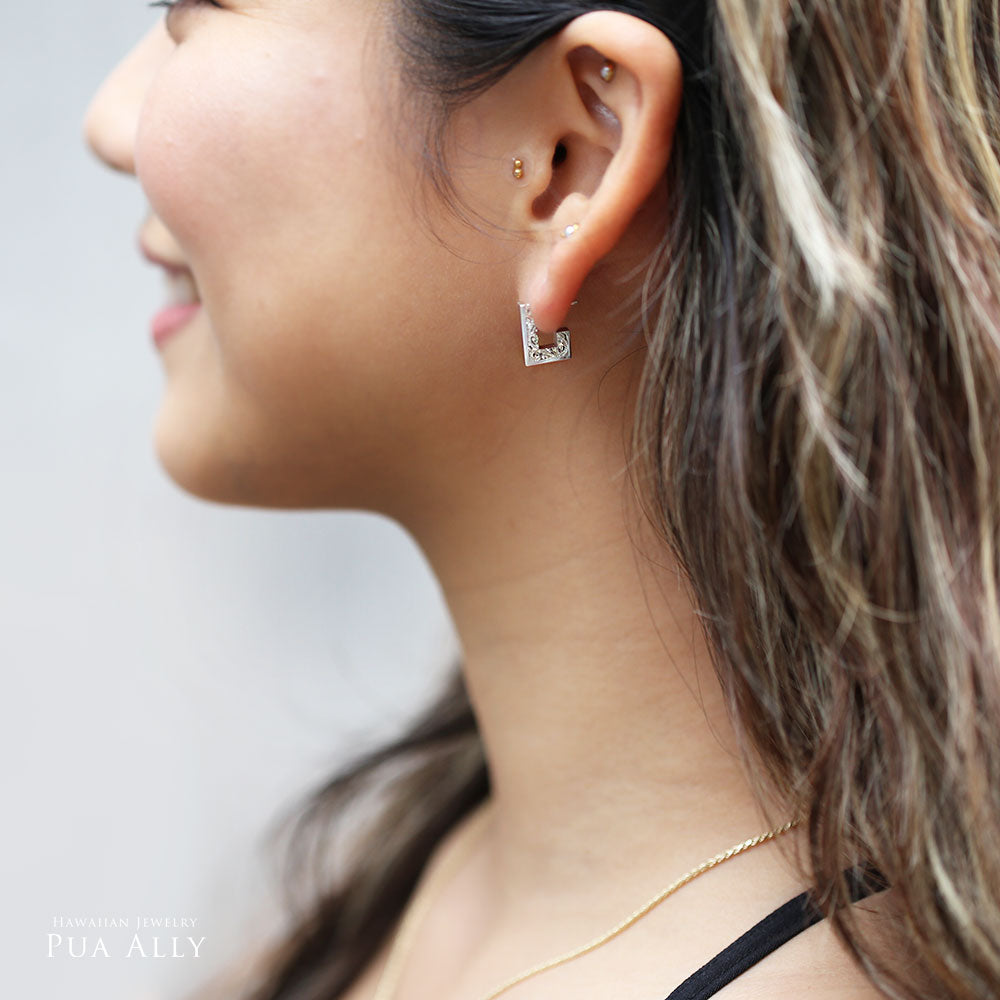 SV シティレクタングル ピアス女性着用1