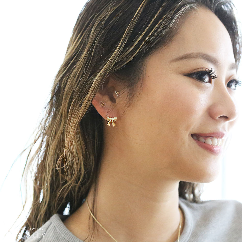 K14 ハワイアン ウィッシュノットリボン 片耳ピアス女性着用1