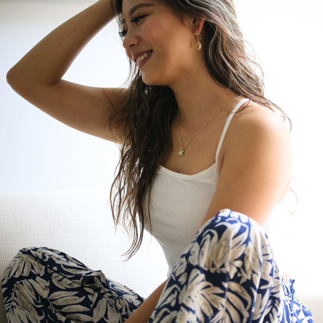 K14 ハワイアン スワロウペンダントトップ女性着用2