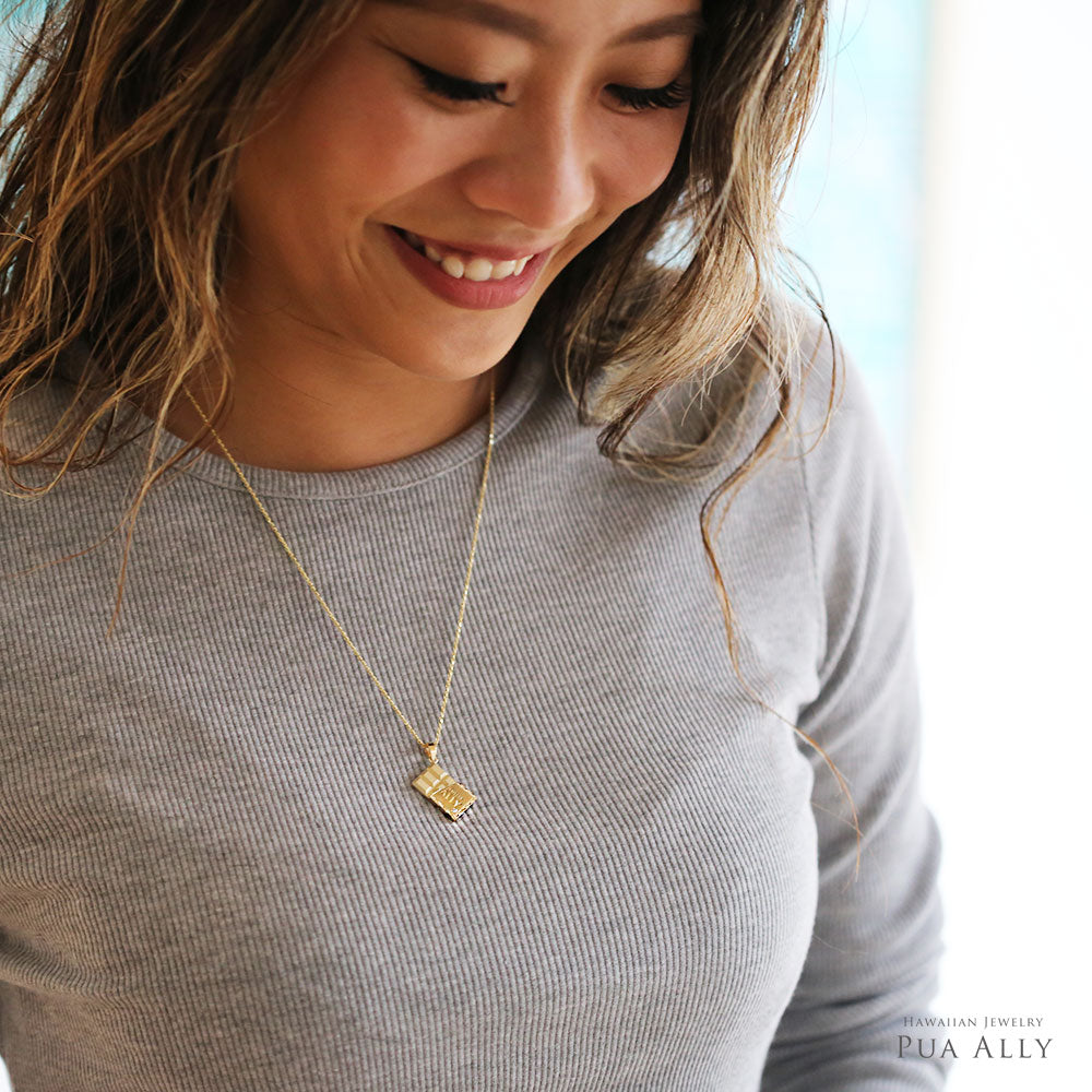 K14 ハワイアン チョコレートペンダントトップ女性着用2