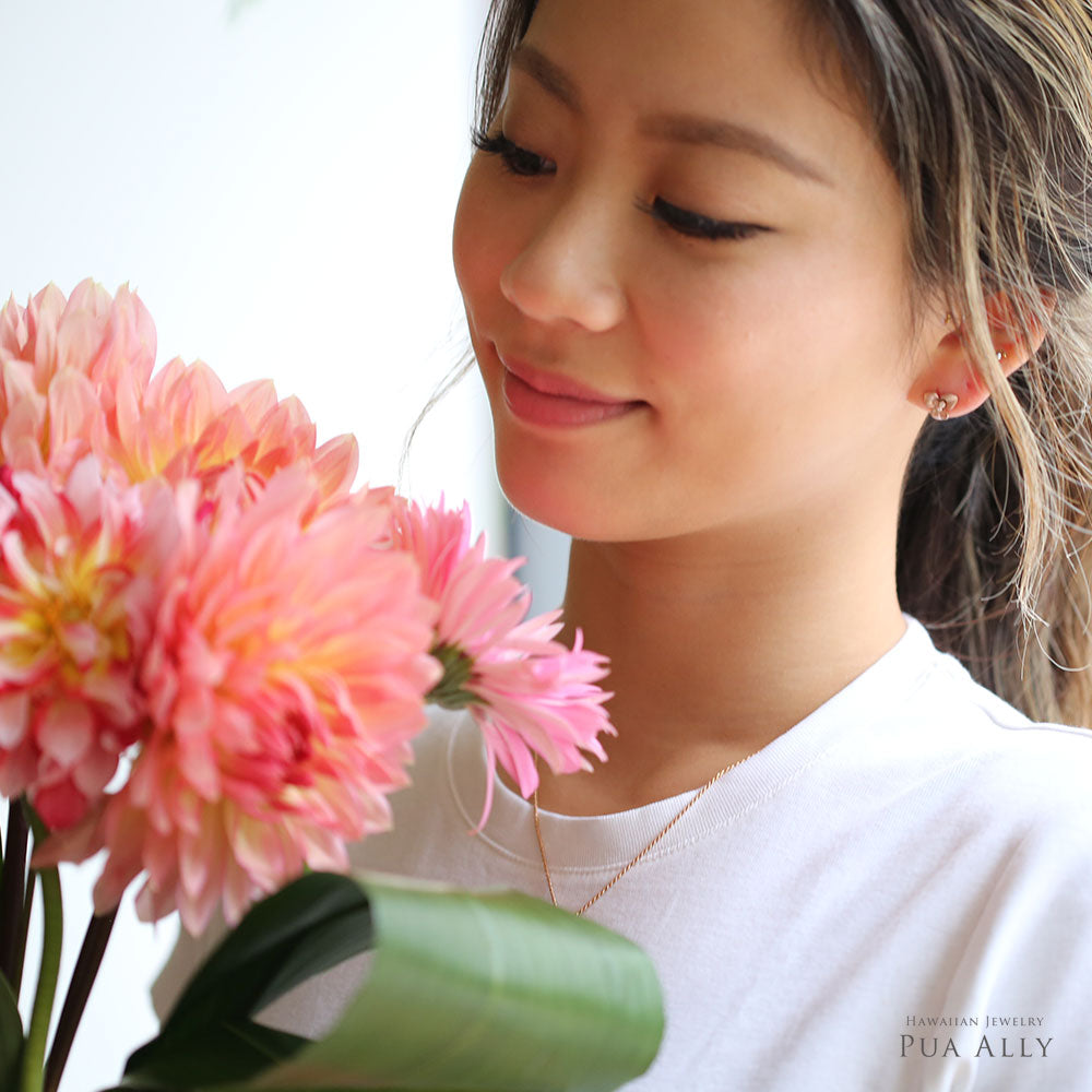 K14 ハワイアン ブーゲンビリヤ ピアス女性着用3