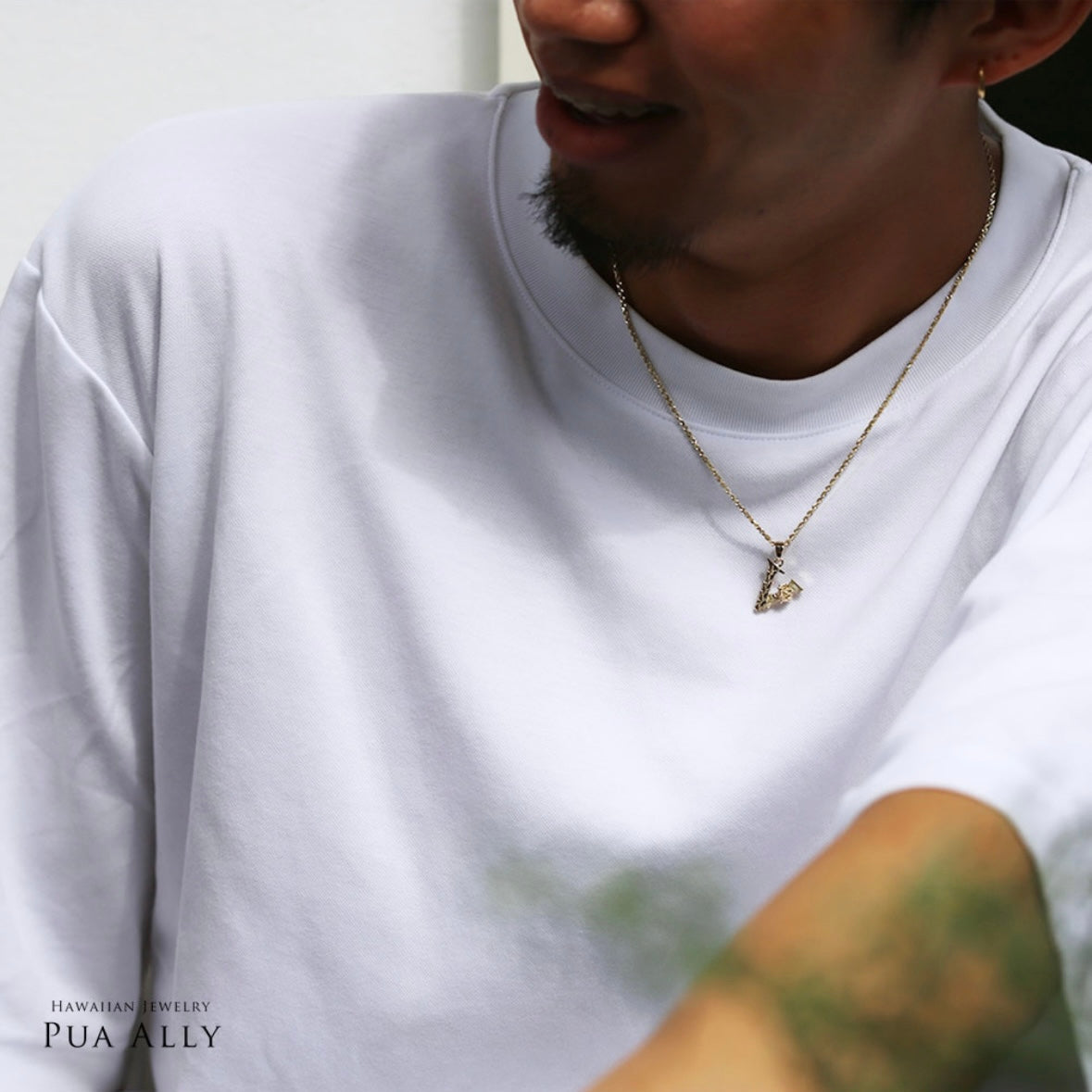 ハワイアン ヴィクトリー クラウン ペンダントトップL男性着用画像3/ハワイアンジュエリーブランドPUAALLY(プアアリ)