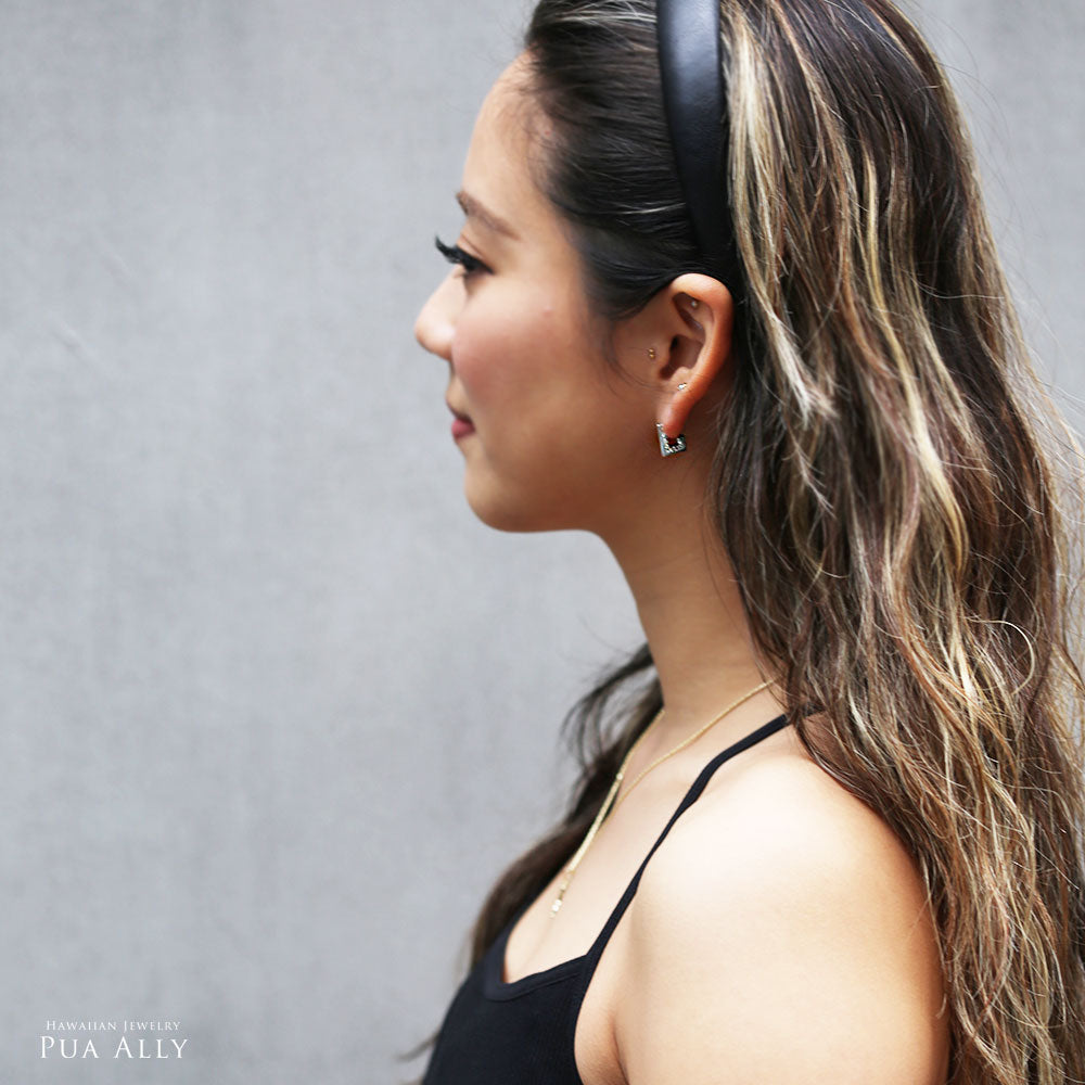 SV シティレクタングル ピアス女性着用3