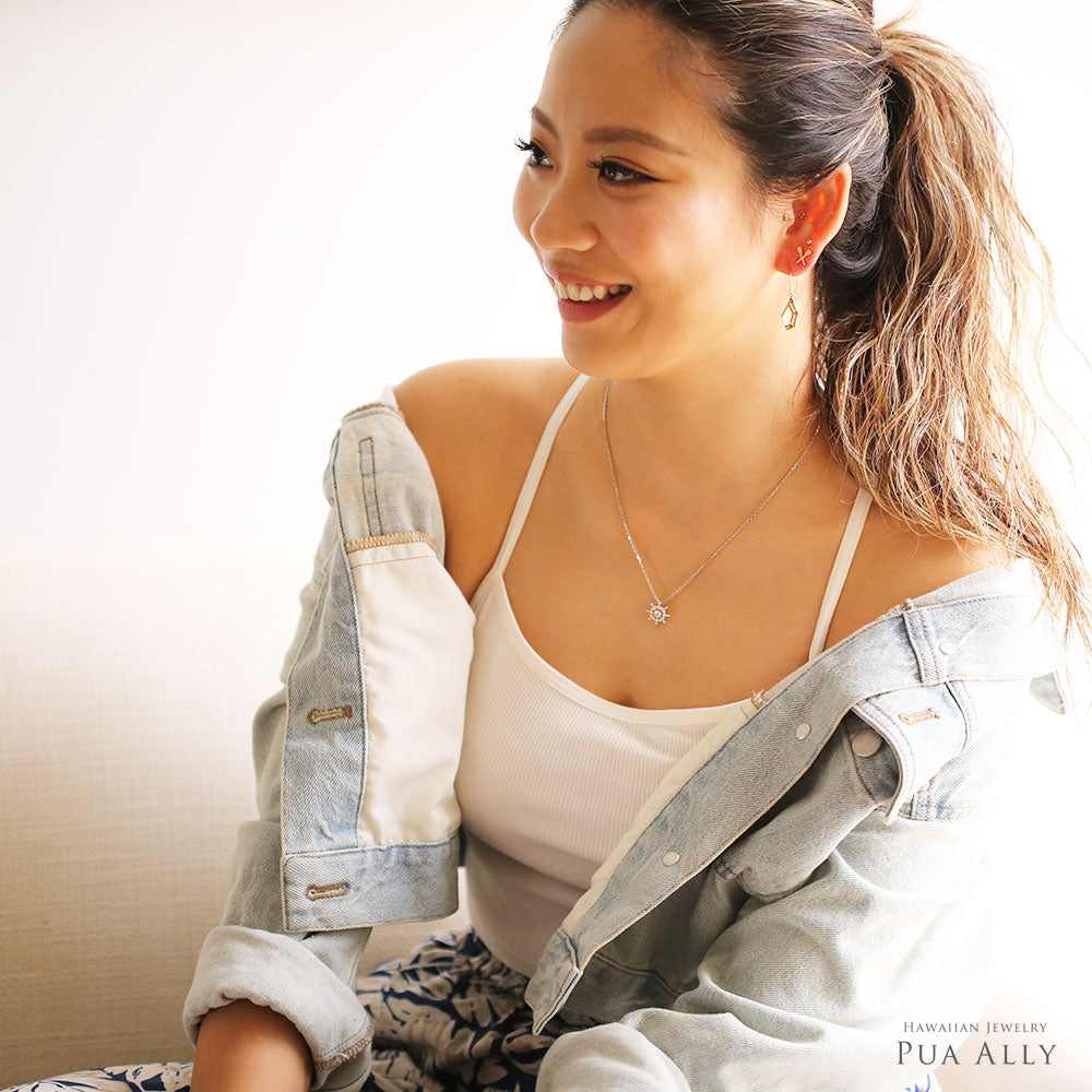 K14 ハワイアン カフ ピアス女性着用3