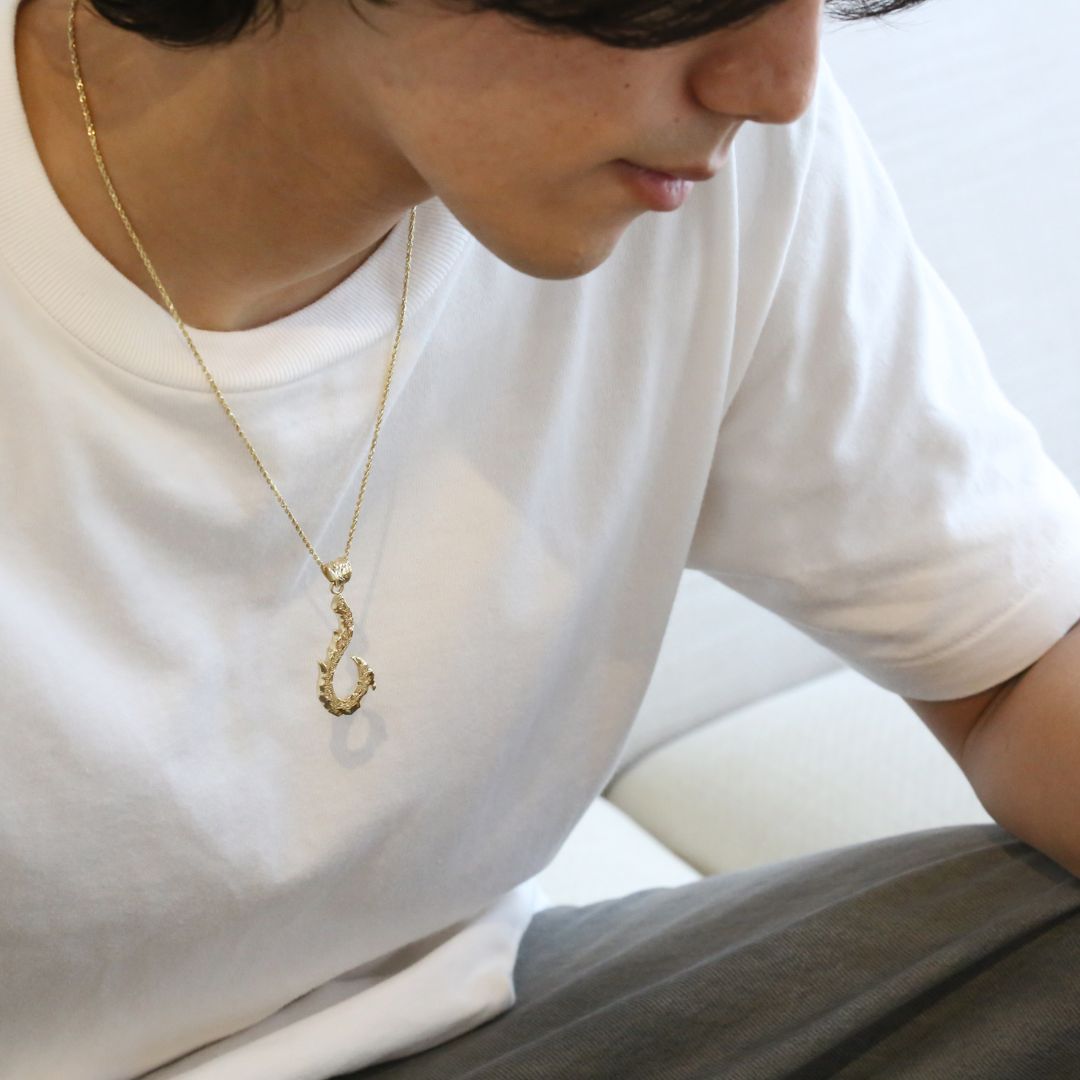 ハワイアン マウイフィッシュフック ペンダントトップ L男性着用