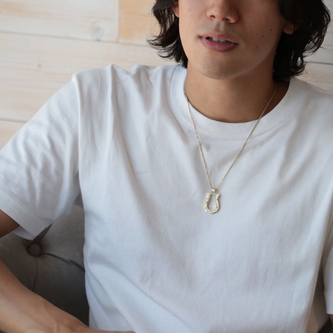ハワイアン ホースシュー(馬蹄) ペンダントトップ L男性着用