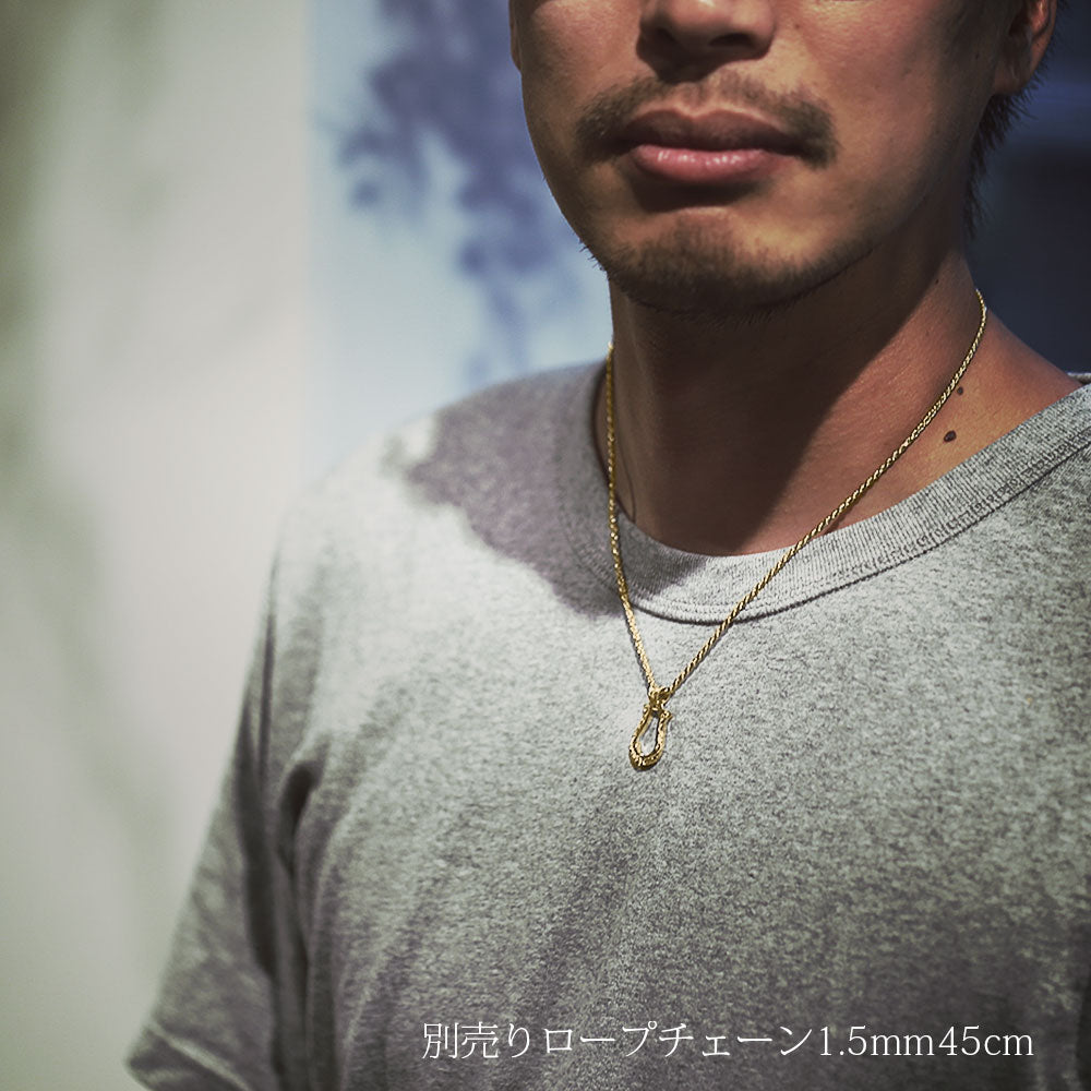 ハワイアン ホースシュー(馬蹄) ペンダントトップ M男性着用画像/ハワイアンジュエリーブランドPUAALLY(プアアリ)