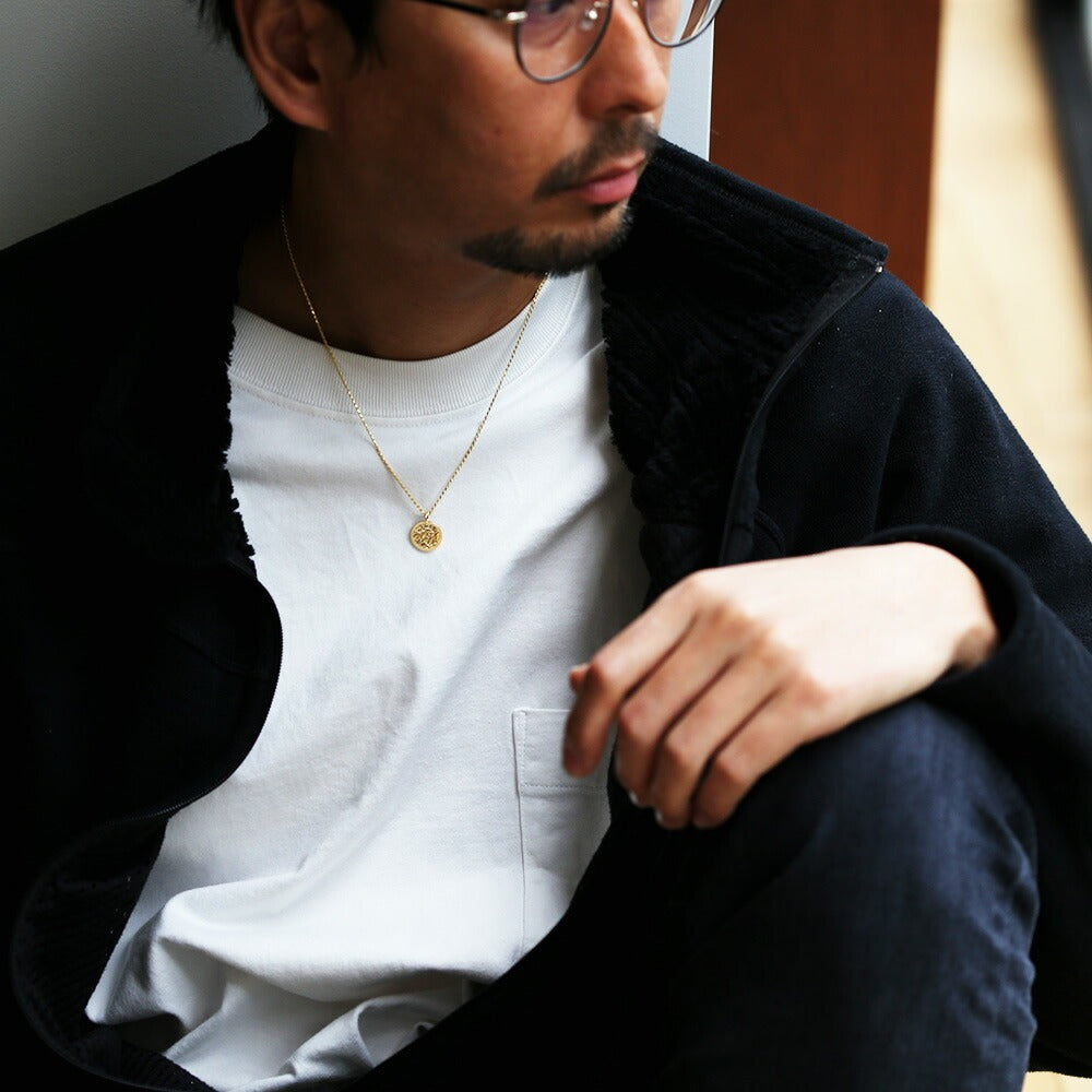 ハワイアン フィート コイン ペンダントトップ男性着用画像/ハワイアンジュエリーブランドPUAALLY(プアアリ)