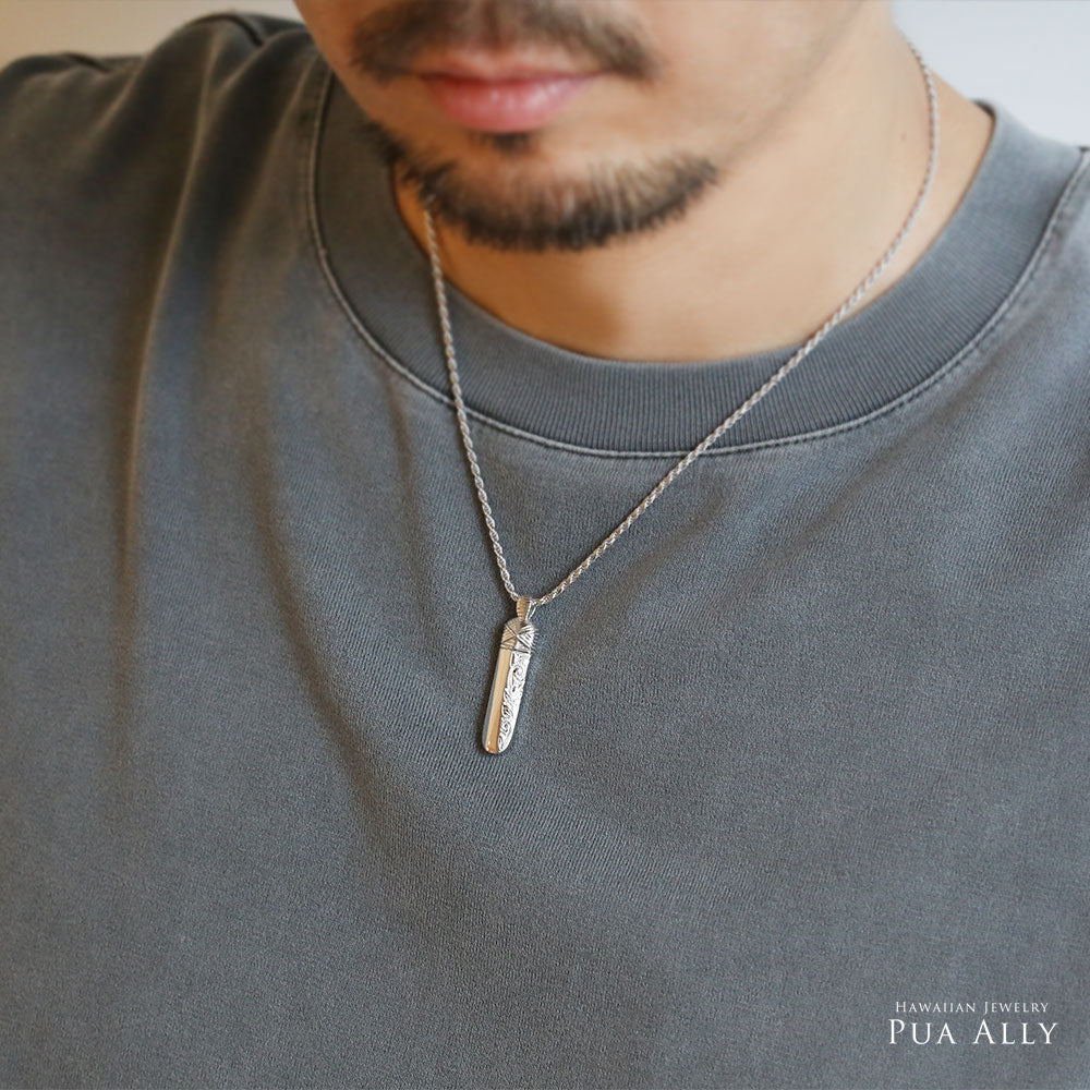 Pt900 ハワイアン マオリ ソードシェイプ ペンダントトップ男性着用画像2/ハワイアンジュエリーブランドPUAALLY(プアアリ)