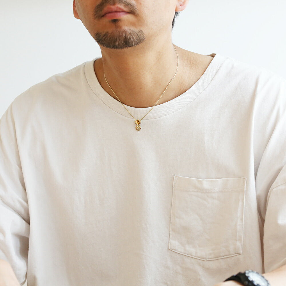 K14 ハワイアン ゴールドスパークパイナップル ペンダントトップ男性着用画像/ハワイアンジュエリーブランドPUAALLY(プアアリ)