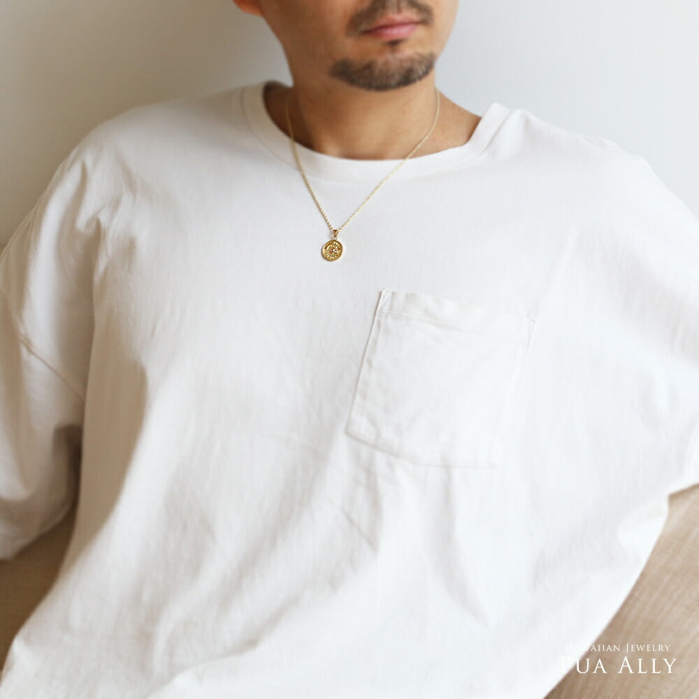 K14 ハワイアン モアナルアガーデンコイン ペンダントトップ男性着用画像1/ハワイアンジュエリーブランドPUAALLY(プアアリ)