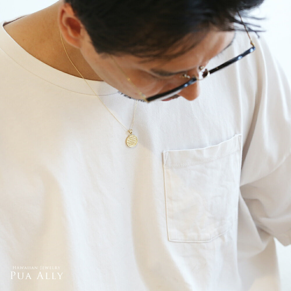 K14 ハワイアン ホエールテール コインペンダントトップ男性着用画像/ハワイアンジュエリーブランドPUAALLY(プアアリ)