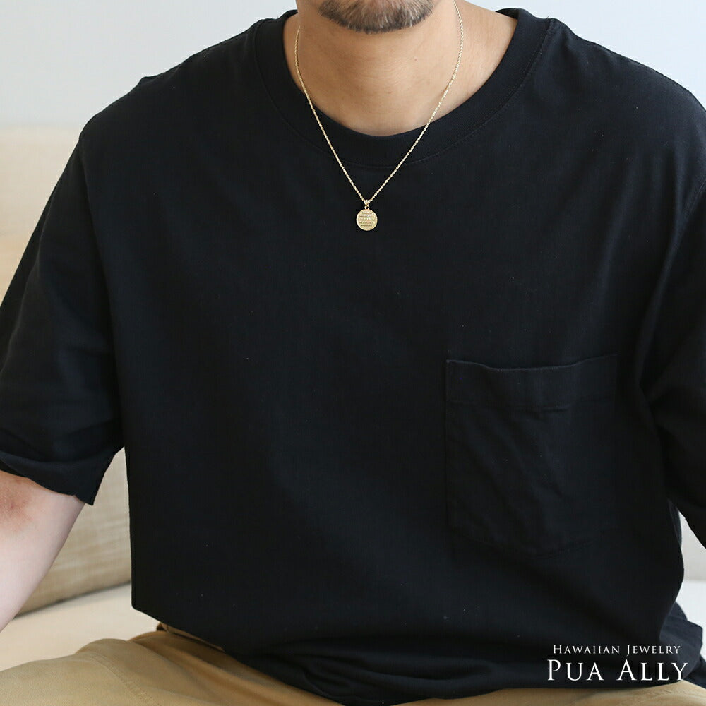 K14 ハワイアン ホエールテール コインペンダントトップ男性着用画像2/ハワイアンジュエリーブランドPUAALLY(プアアリ)