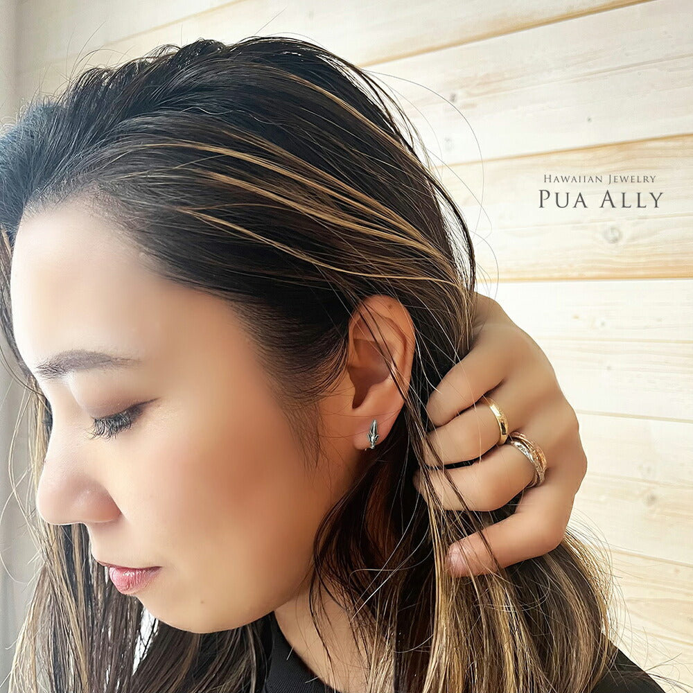 【WEB限定】Pt900 ポロル片耳ピアス女性着用画像1/ハワイアンジュエリーブランドPUAALLY(プアアリ)