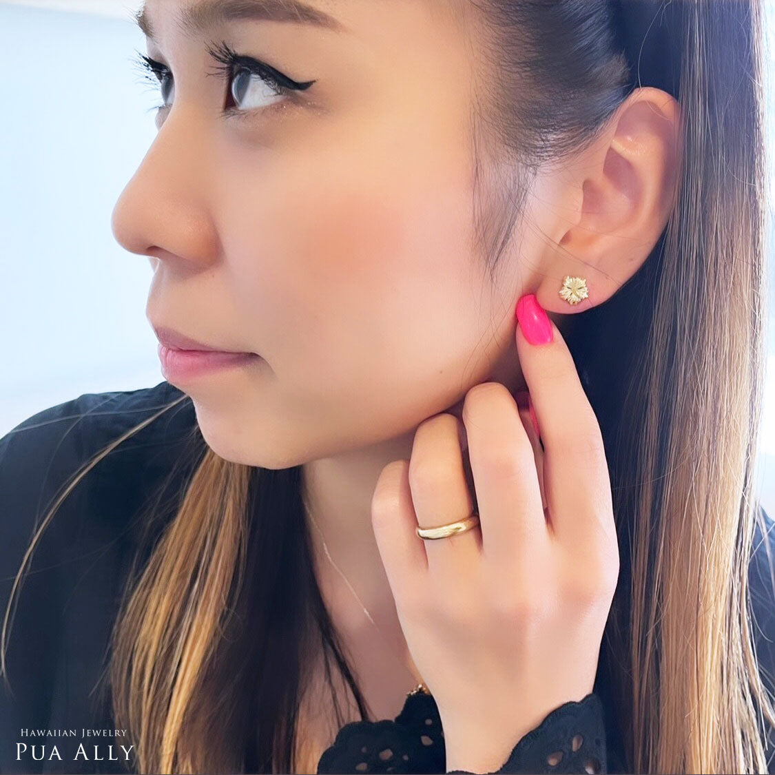 ハイビスカス シンプル ピアス女性着用画像/ハワイアンジュエリーブランドPUAALLY(プアアリ)
