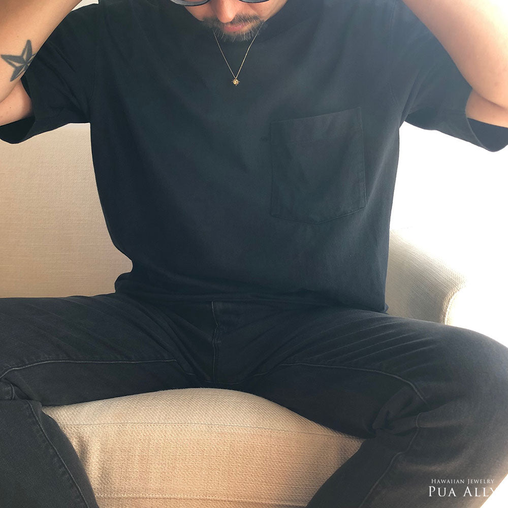 ハワイアン サン(太陽) ペンダントトップ S男性着用画像2/ハワイアンジュエリーブランドPUAALLY(プアアリ)