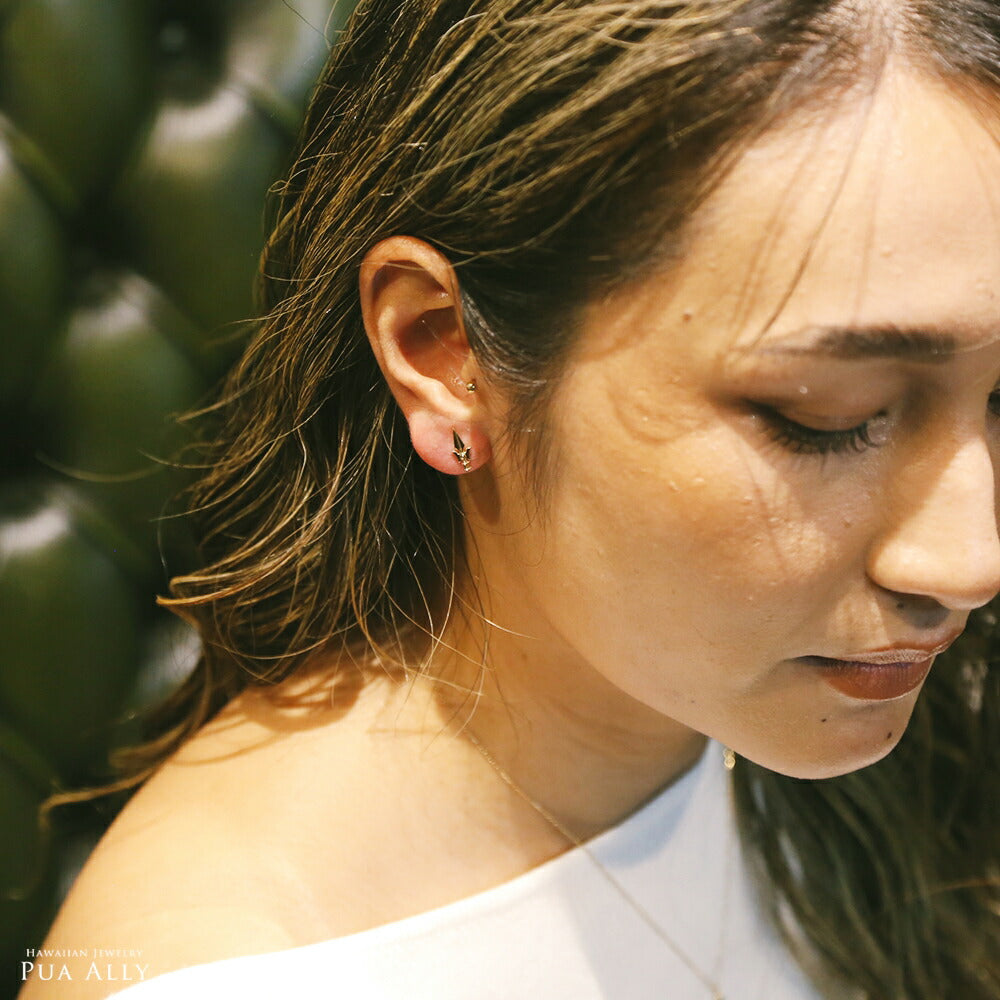 K18 ポロル 片耳ピアス女性着用画像3/ハワイアンジュエリーブランドPUAALLY(プアアリ)