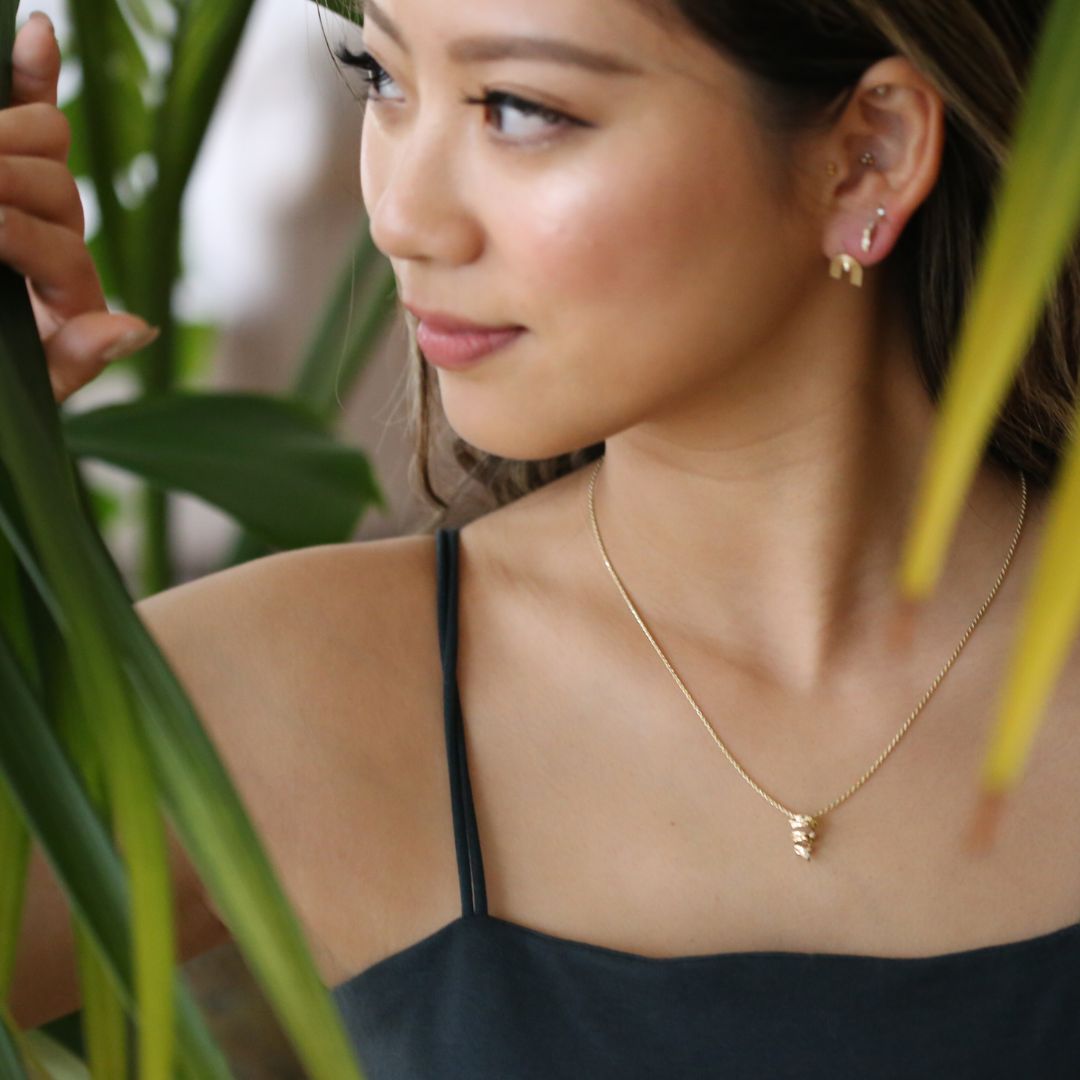 K14 ハワイアン トロピカルストームペンダントトップ女性着用1