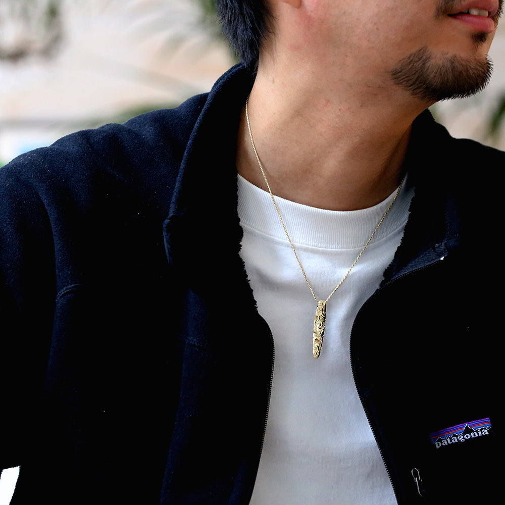 K14 ハワイアン ロングボード ペンダントトップ L男性着用画像/ハワイアンジュエリーブランドPUAALLY(プアアリ)