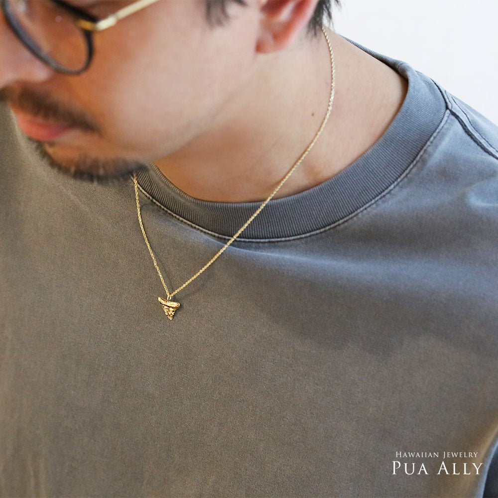ハワイアン シャークティース ペンダントトップ男性着用画像/ハワイアンジュエリーブランドPUAALLY(プアアリ)