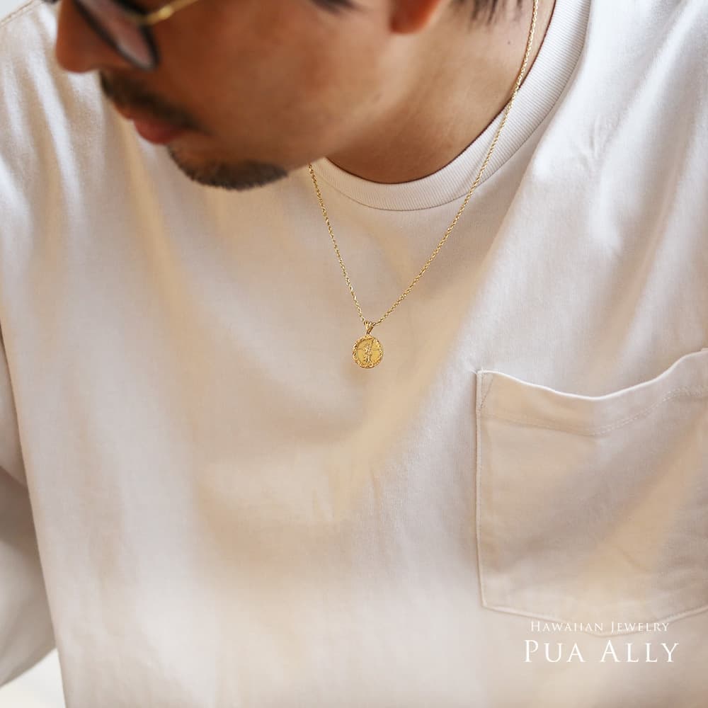 ハワイアン アーバントリップ コインペンダントトップ L男性着用画像/ハワイアンジュエリーブランドPUAALLY(プアアリ)