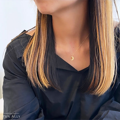 ハワイアン ムーン （ 月 ） ペンダントトップ女性着用画像/ハワイアンジュエリーブランドPUAALLY(プアアリ)