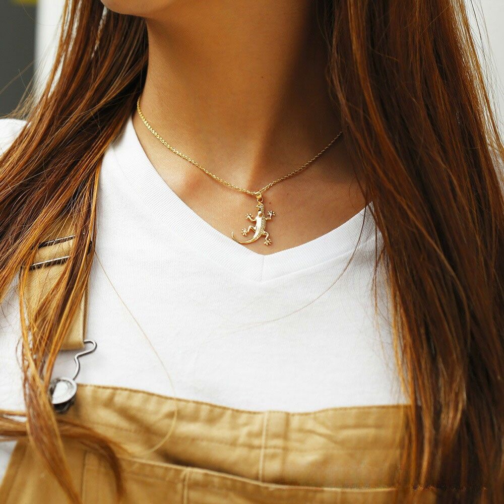 ハワイアン ゲコ ( ヤモリ ) ダイヤモンド ペンダントトップ女性着用画像/ハワイアンジュエリーブランドPUAALLY(プアアリ)