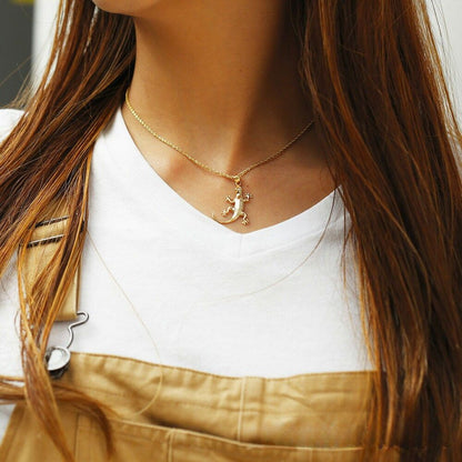 ハワイアン ゲコ ( ヤモリ ) ダイヤモンド ペンダントトップ女性着用画像/ハワイアンジュエリーブランドPUAALLY(プアアリ)