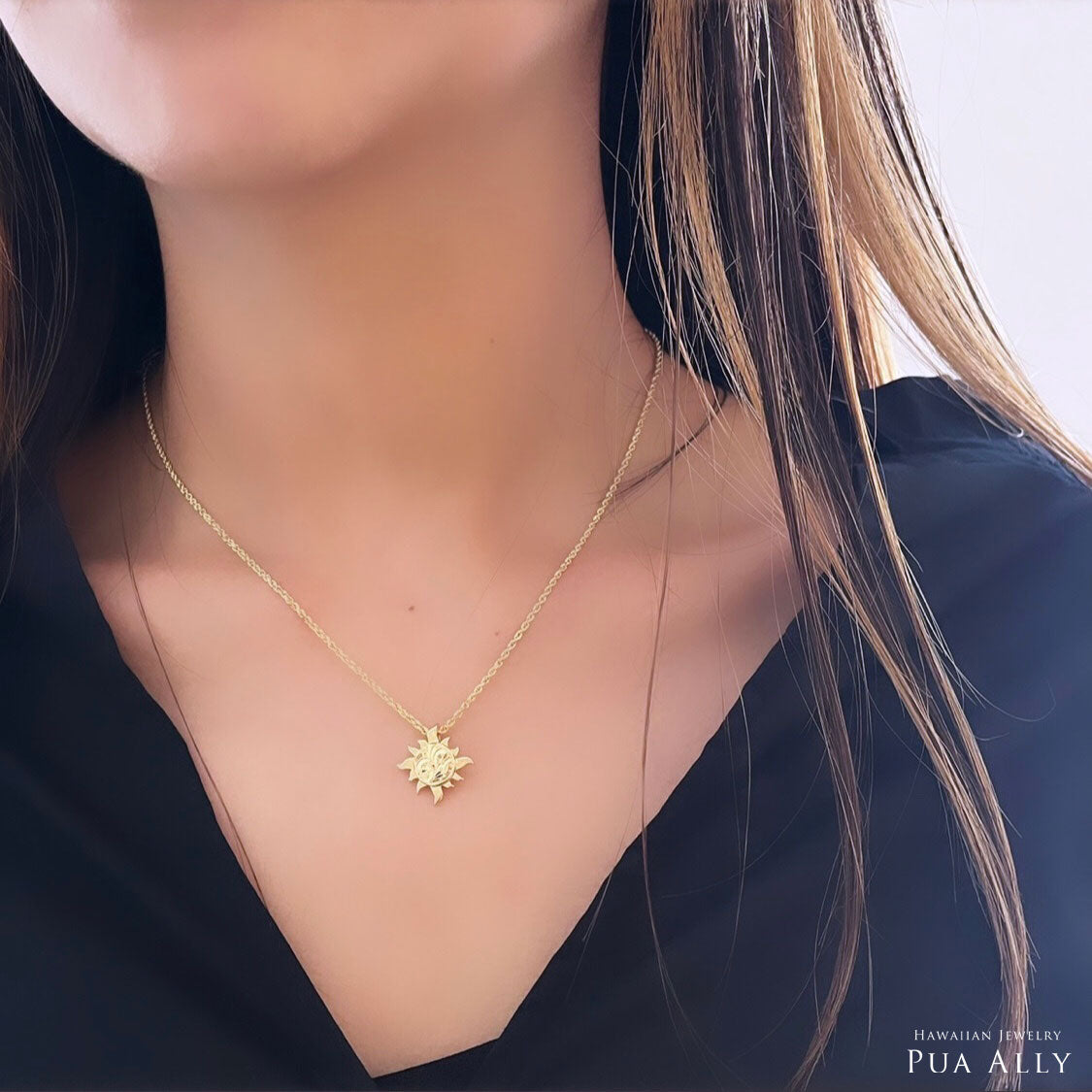 ハワイアン サン ( 太陽 ) ペンダントトップ M女性着用画像/ハワイアンジュエリーブランドPUAALLY(プアアリ)