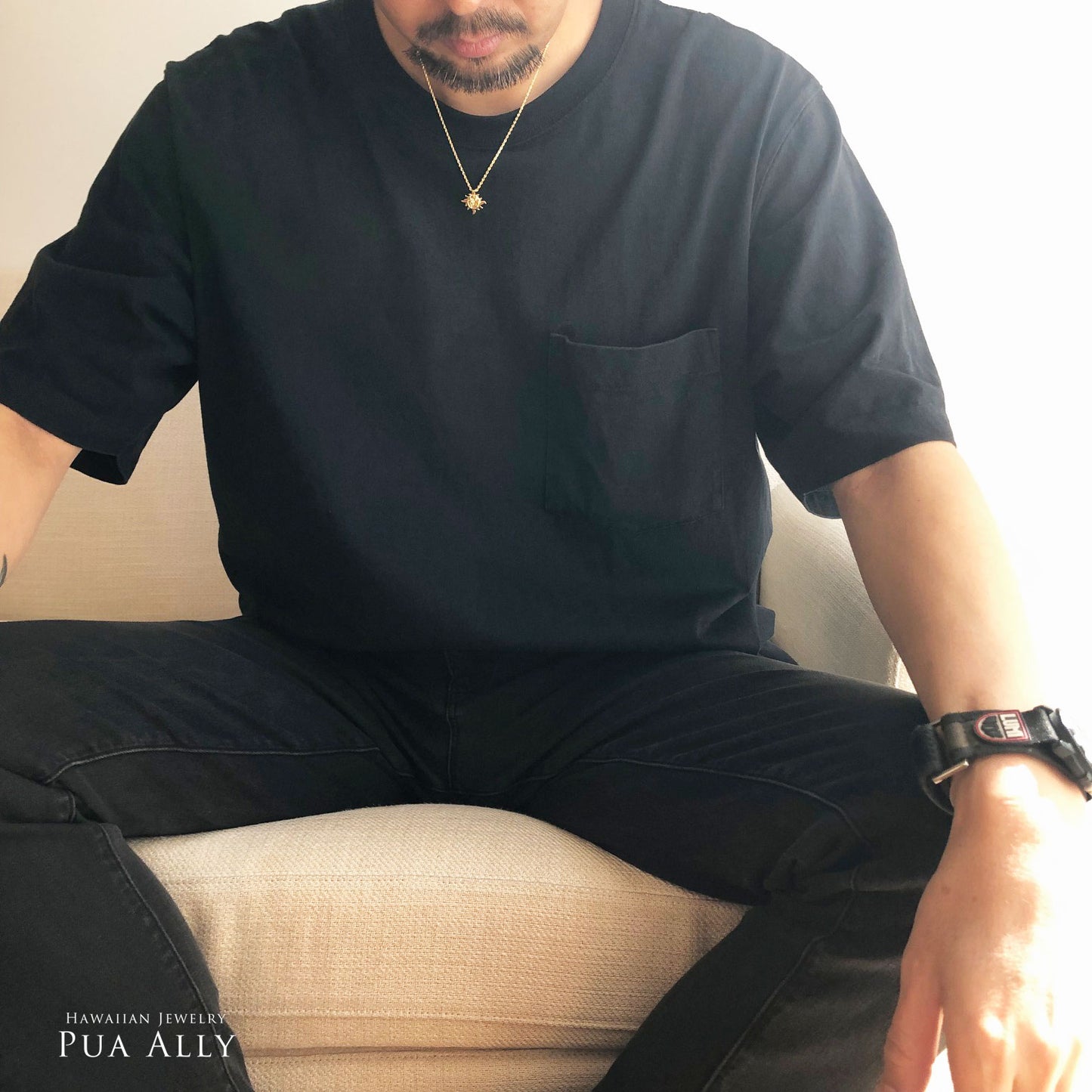 ハワイアン サン ( 太陽 ) ペンダントトップ M男性着用画像1/ハワイアンジュエリーブランドPUAALLY(プアアリ)