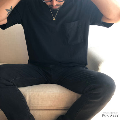 ハワイアン サン ( 太陽 ) ペンダントトップ M男性着用画像2/ハワイアンジュエリーブランドPUAALLY(プアアリ)