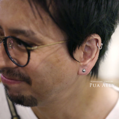 K18WG ハワイアン タイニーボールピアス男性着用画像/ハワイアンジュエリーブランドPUAALLY(プアアリ)