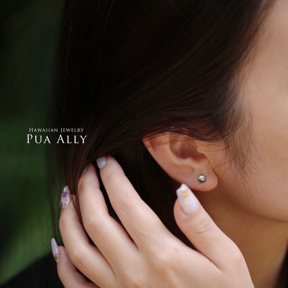 K18WG ハワイアン タイニーボールピアス女性着用画像/ハワイアンジュエリーブランドPUAALLY(プアアリ)
