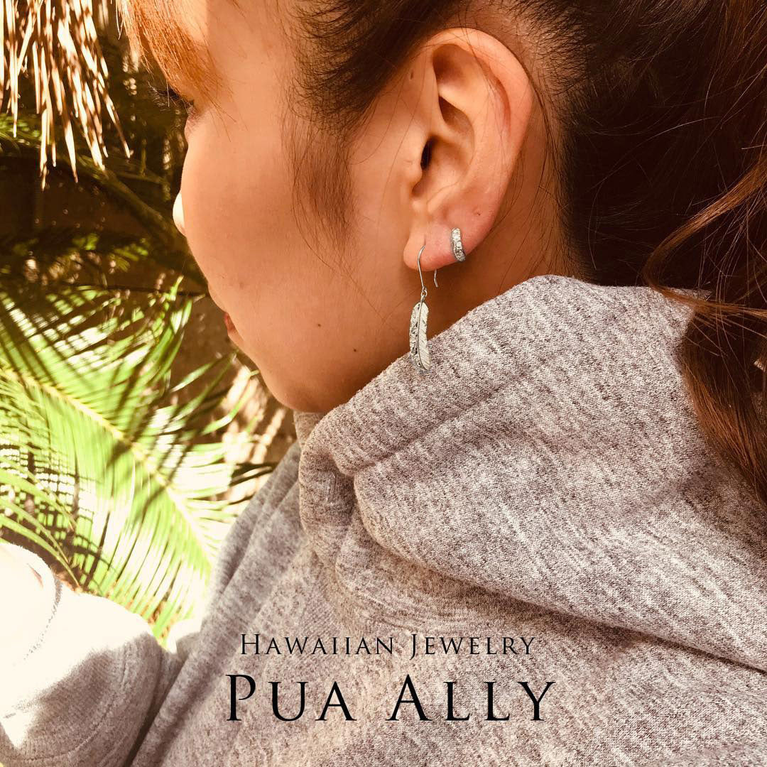 ハワイアン イーグルフェザー (羽) フックピアス女性着用画像/ハワイアンジュエリーブランドPUAALLY(プアアリ)