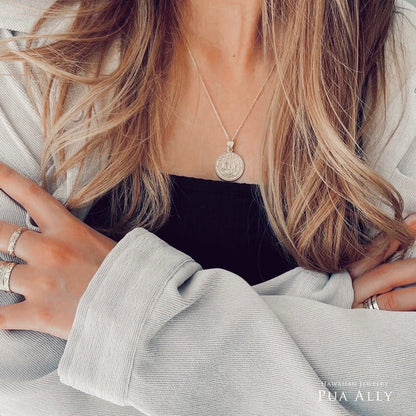 Pt900 ロイヤルエンブレムコイン ペンダントトップ女性着用画像/ハワイアンジュエリーブランドPUAALLY(プアアリ)