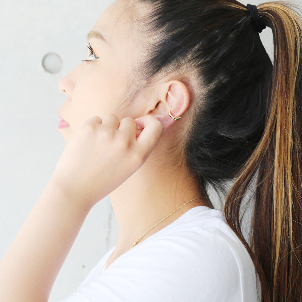 K14 ハワイアン イヤーカフ ムーンドロップ女性着用画像1/ハワイアンジュエリーブランドPUAALLY(プアアリ)