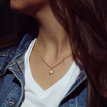 ハワイアン La（太陽）＆Luna（月）ペンダントトップ Ｌ女性着用画像/ハワイアンジュエリーブランドPUAALLY(プアアリ)