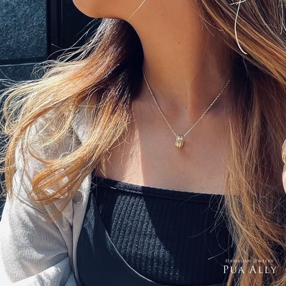 K14 ハワイアン フェザー ベビーリング女性着用画像2/ハワイアンジュエリーブランドPUAALLY(プアアリ)