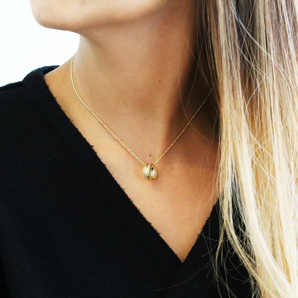 ハワイアン フェザー ベビーリング女性着用画像1/ハワイアンジュエリーブランドPUAALLY(プアアリ)